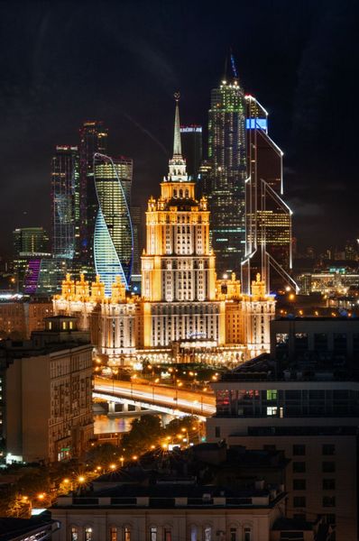 Высотное здание гостиницы «Украина» на фоне делового центра «Москва-Сити» со стороны улицы Новый Арбат