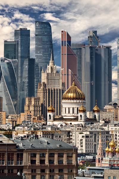 Вид на храм Христа Спасителя на фоне здания гостиницы «Украина» и делового центра «Москва-Сити»