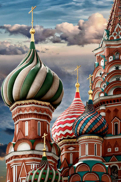 Вид на купола храма Василия Блаженного на Красной площади в Москве