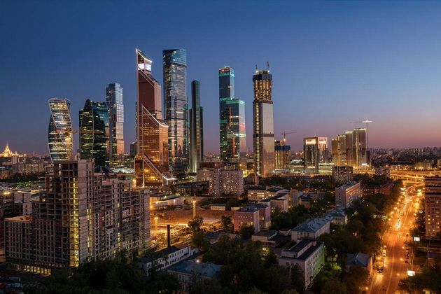Вечерний вид на деловой центр «Москва-Сити» с крыши жилого здания на ул. Шмитовский проезд