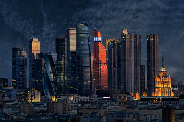 Вид на деловой центр «Москва-Сити» и высотное здание гостиницы «Украина» на закате
