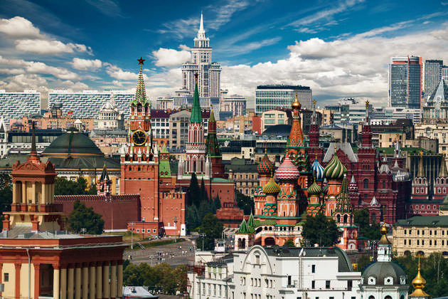 Панорамный вид на Красную площадь, собор Василия Блаженного, Спасскую башню, здание гостиницы «Украина» и Государственный исторический музей