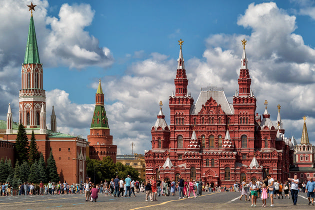 Вид на Государственный исторический музей и башни Кремля на Красной площади в Москве